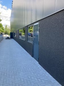 Gevel van het bedrijfspand in Krimpen met een rij aluminium ramen en deuren