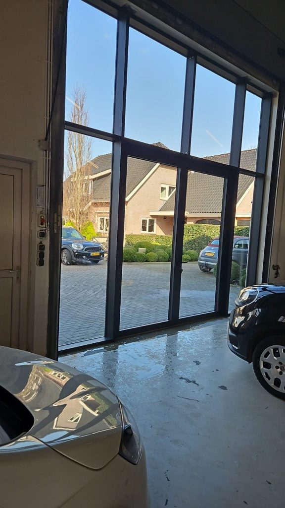 De aluminium vliesgevel van Havo Auto gezien vanuit de werkplaats