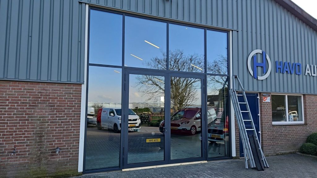Aluminium vliesgevel in de gevel van het bedrijfspand van Havo Auto