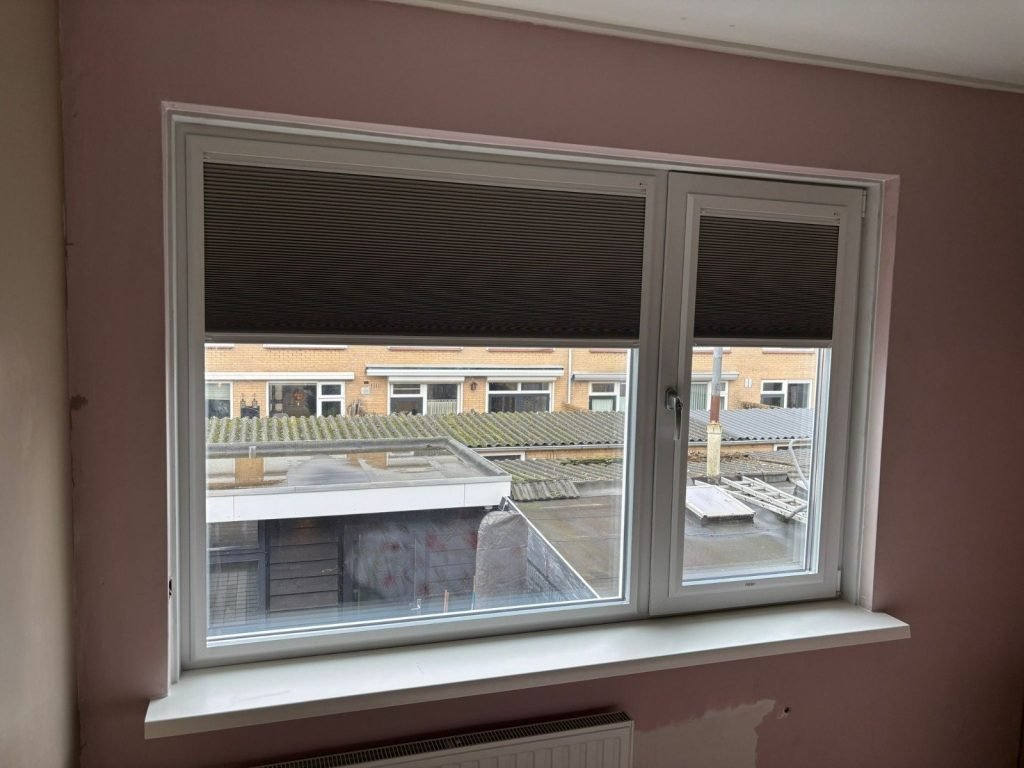 Kunststof kozijn met draaikiepraam vanaf de binnenzijde van de woning in Waalwijk