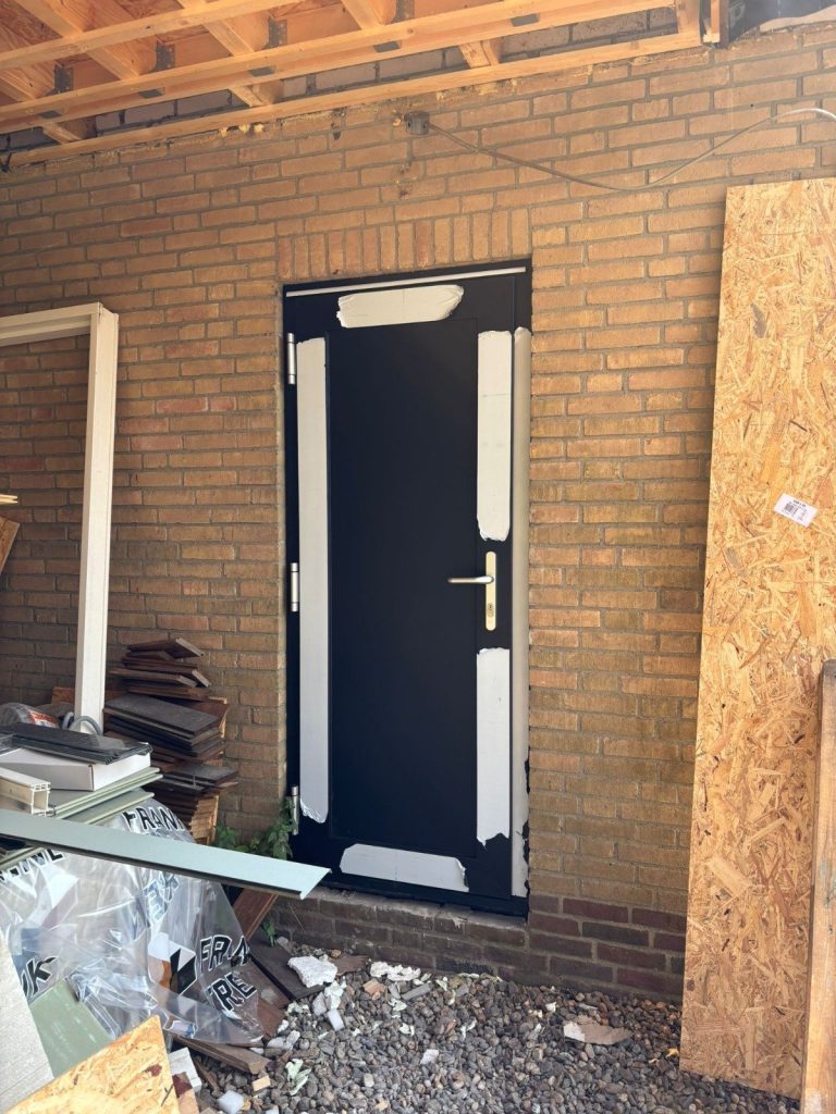 Zwarte kunststof voordeur met zijlicht in Hoogblokland