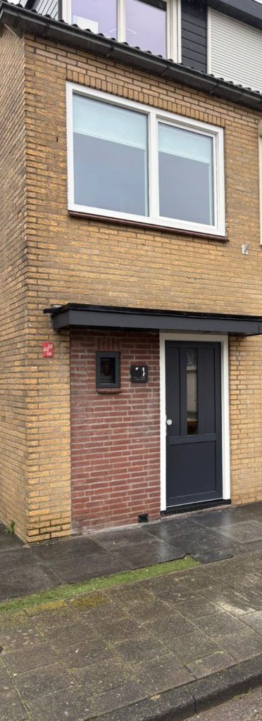 Woning in Waalwijk met een kunststof voordeur en kunststof kozijnen